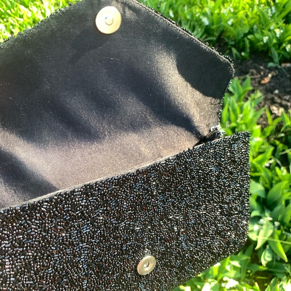 ๐HOST PICK ๐TIANA NY,NY | Hand Beaded Clutch - Picture 6 of 14